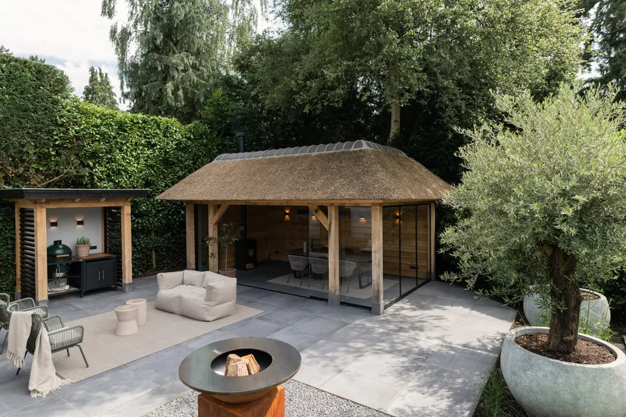 Luxe eiken tuinkamer rietgedekt