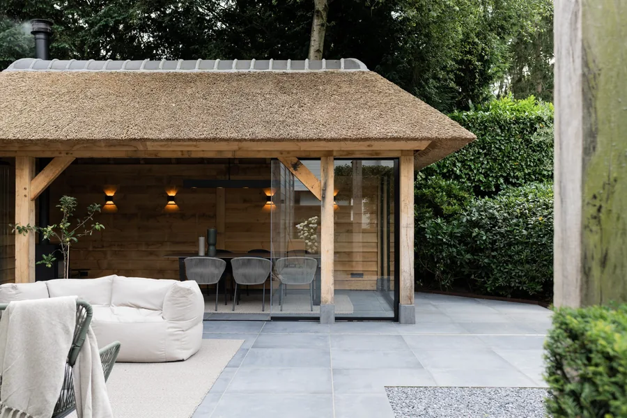 Luxe eiken tuinkamer rietgedekt