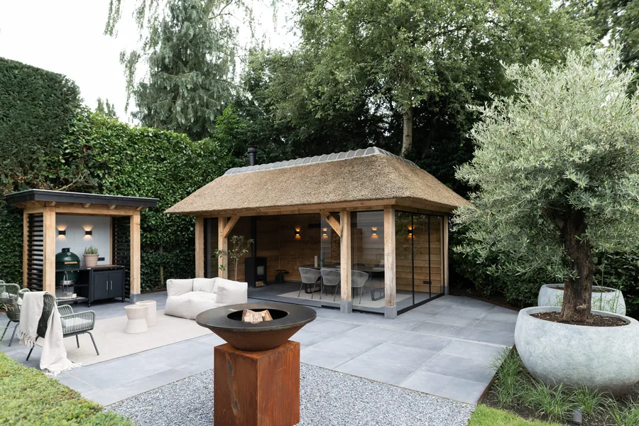 Luxe eiken tuinkamer rietgedekt