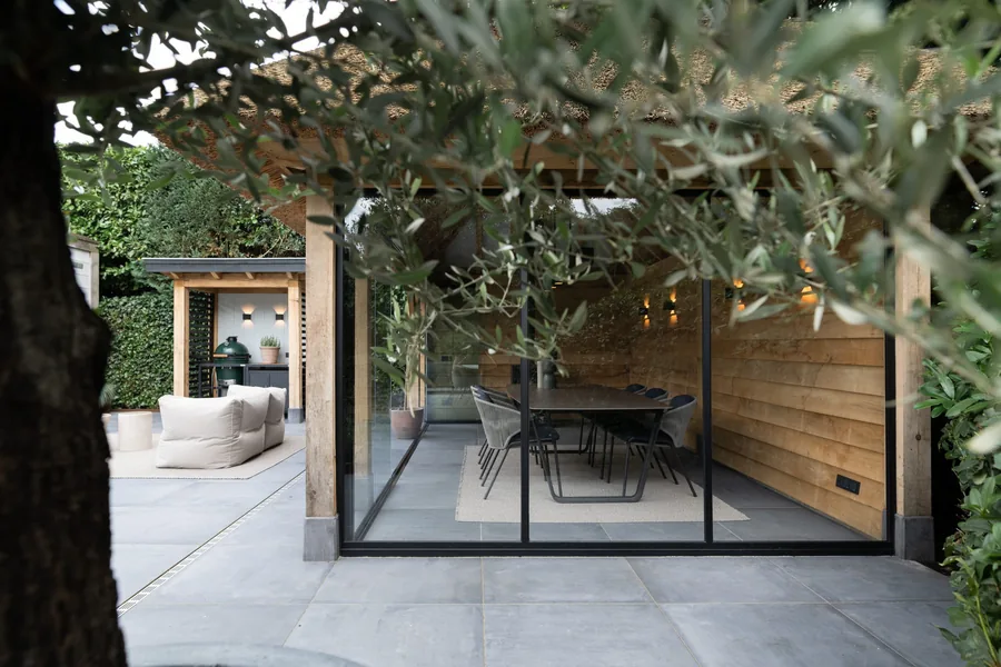 Luxe eiken tuinkamer rietgedekt