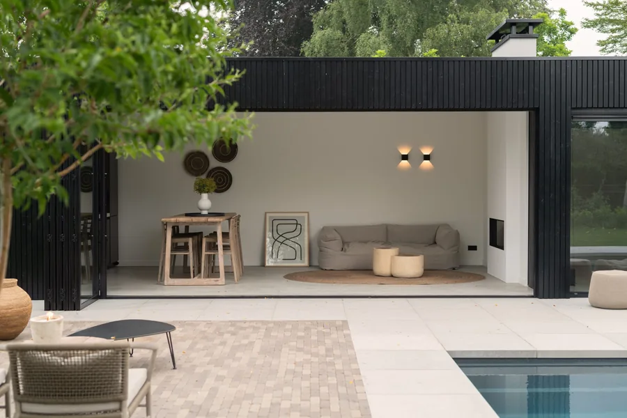 Modern zwart poolhouse