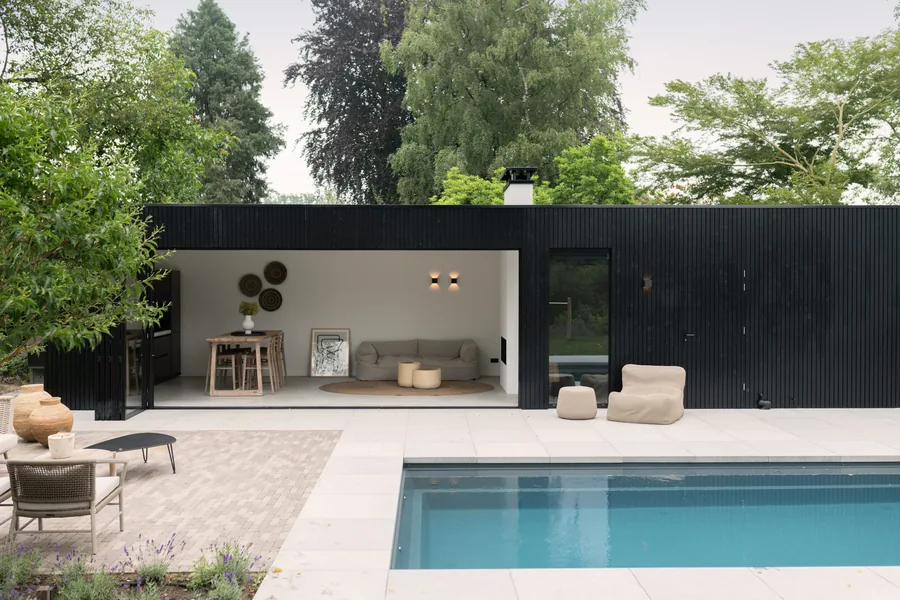 Modern zwart poolhouse