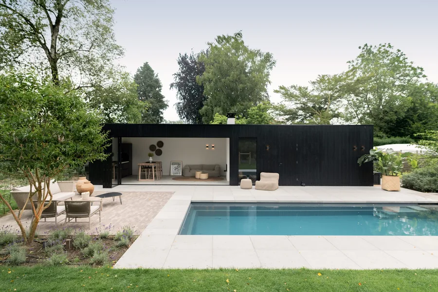 Modern zwart poolhouse