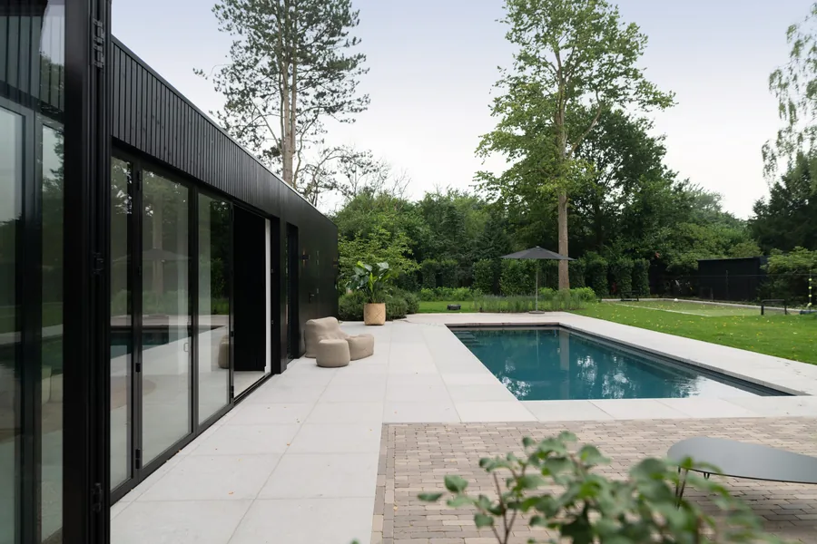 Modern zwart poolhouse