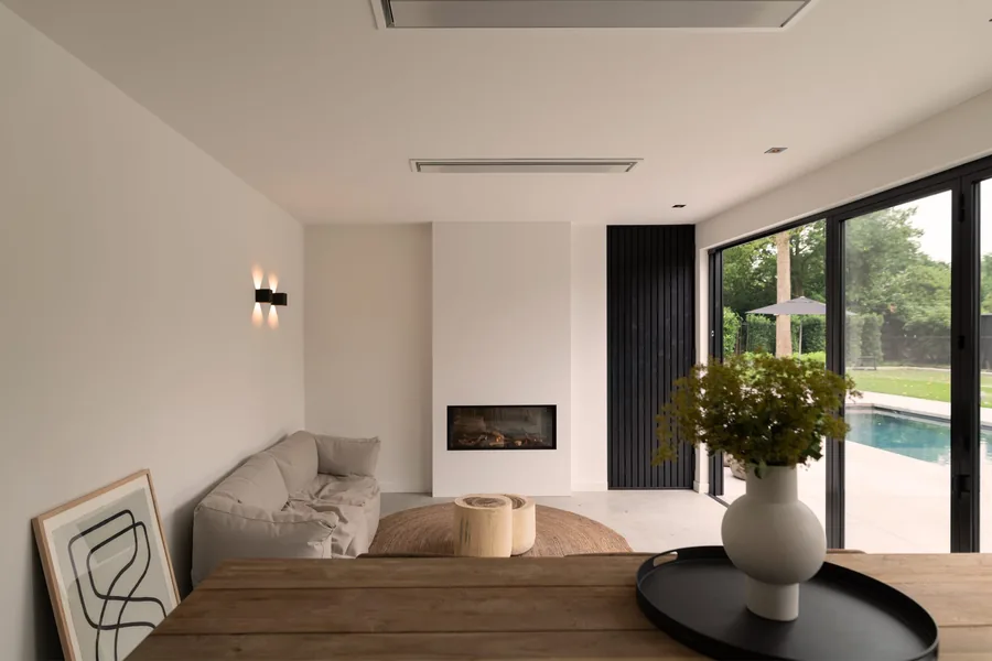 Modern zwart poolhouse