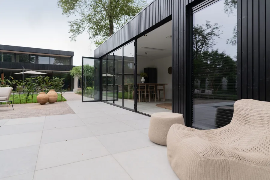 Modern zwart poolhouse