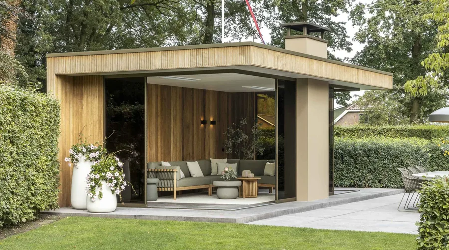 Moderne tuinkamer met haard