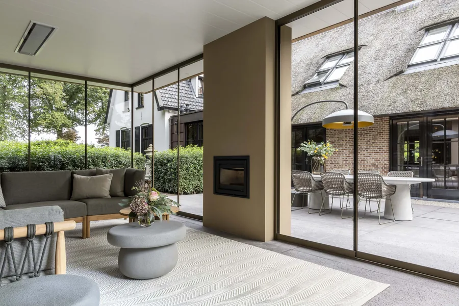 Moderne tuinkamer met haard