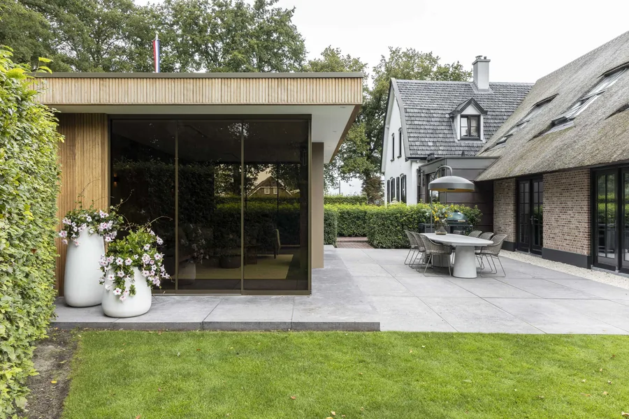 Moderne tuinkamer met haard