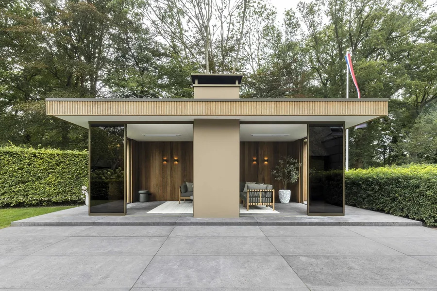 Moderne tuinkamer met haard
