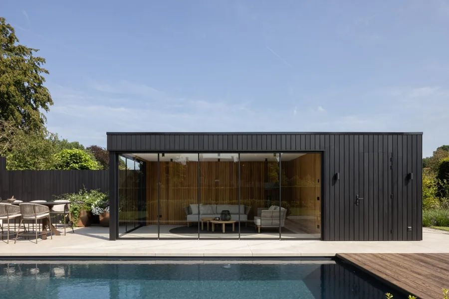 Modern poolhouse met zwembad