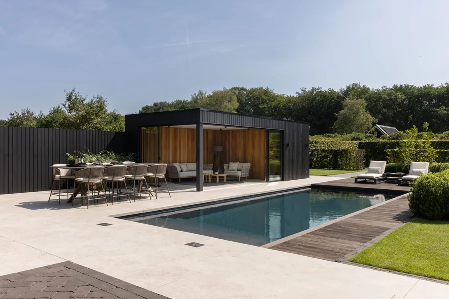 Modern poolhouse met zwembad