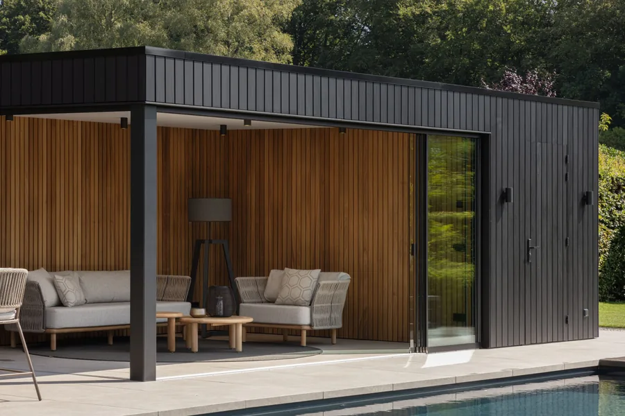 Modern poolhouse met zwembad
