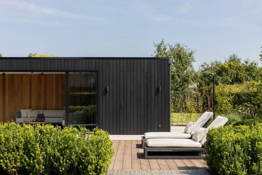 Modern poolhouse met zwembad