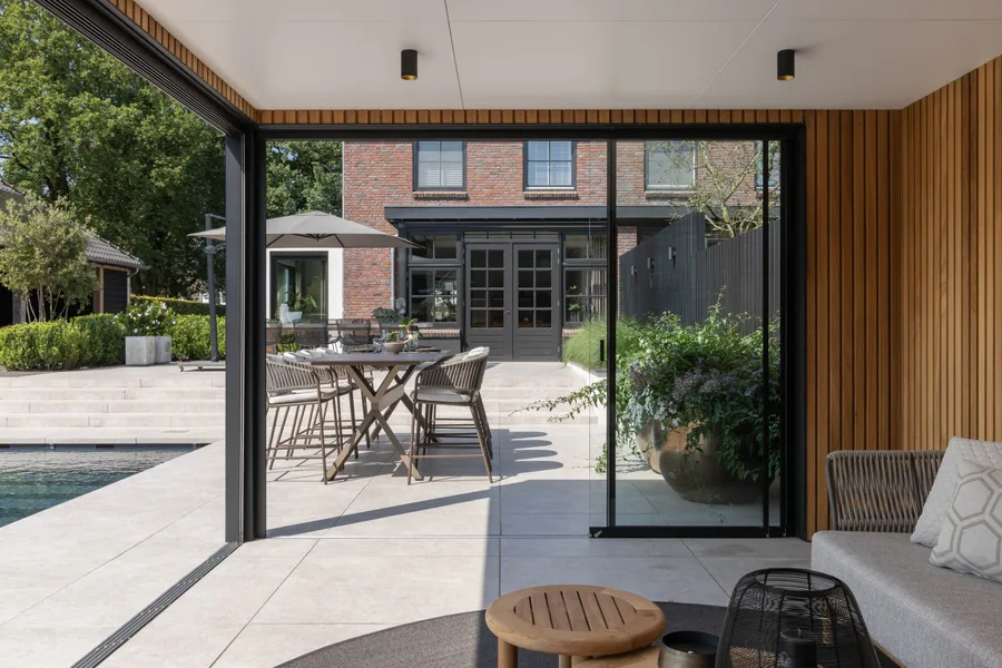Modern poolhouse met zwembad