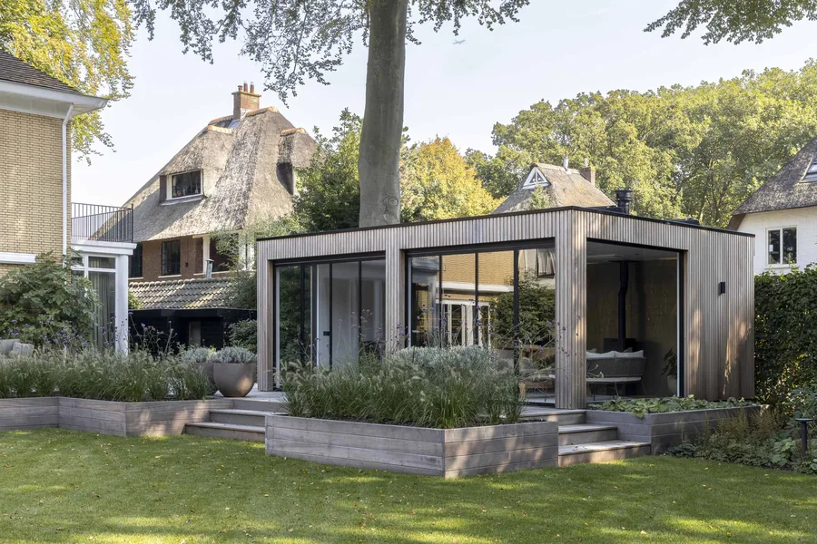 Luxe buitenhuis in riante villatuin
