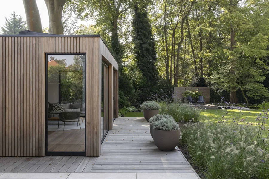 Luxe buitenhuis in riante villatuin