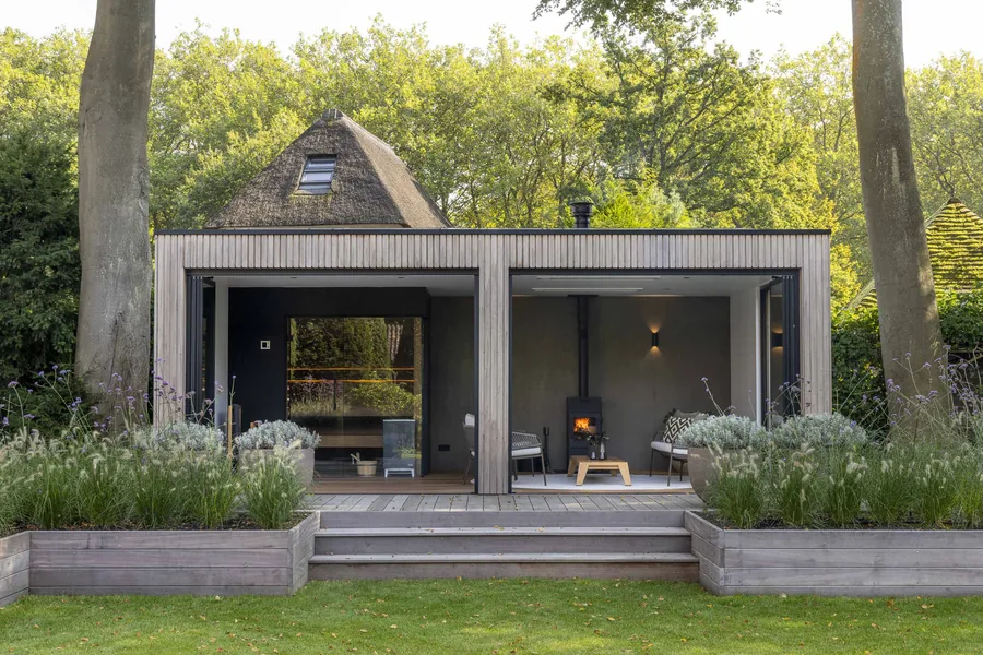 Luxe buitenhuis in riante villatuin