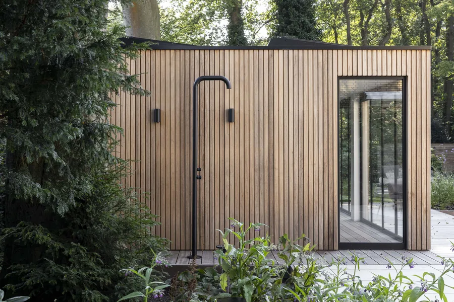 Luxe buitenhuis in riante villatuin