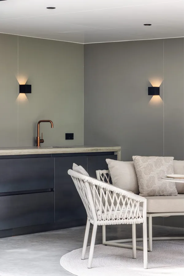 Moderne tuinkamer met buitenkeuken
