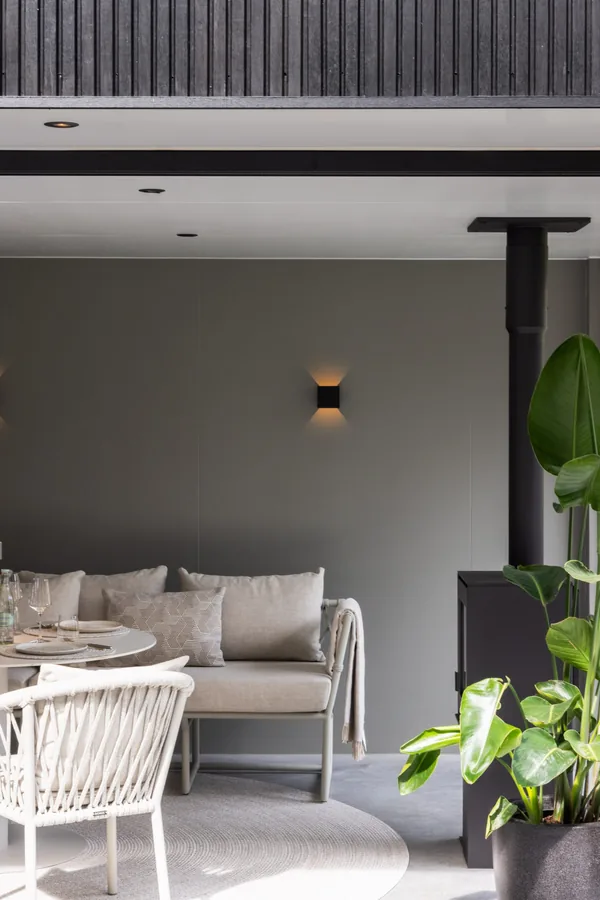Moderne tuinkamer met buitenkeuken