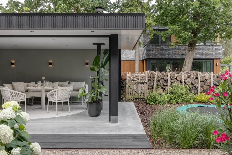 Moderne tuinkamer met buitenkeuken