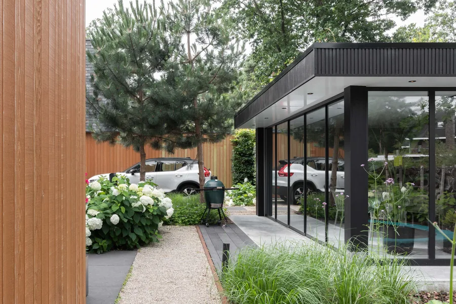 Moderne tuinkamer met buitenkeuken