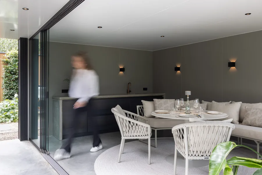 Moderne tuinkamer met buitenkeuken