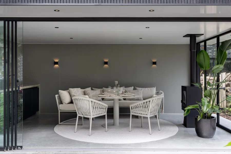 Moderne tuinkamer met buitenkeuken